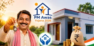 PM Awas Yojana 2026 — घर का सपना होगा पूरा! कौन Apply कर सकता है, कितना पैसा मिलेगा — पूरी जानकारी हिंदी में प्रधानमंत्री आवास योजना 2026 को दर्शाती हुई इन्फोग्राफिक, जिसमें एक खुश ग्रामीण व्यक्ति नए पक्के घर की चाबी दिखा रहा है। पीछे आधुनिक घर, रुपये का प्रतीक और PM Awas Yojana 2026 का लोगो दिखाई दे रहा है, जो सरकारी आवास सहायता योजना का प्रतिनिधित्व करता है।